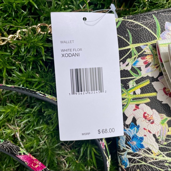 🌎2/$66~NWT Betsey Johnson Dani Floral Crossbody with Bow - Picture 2 of 14